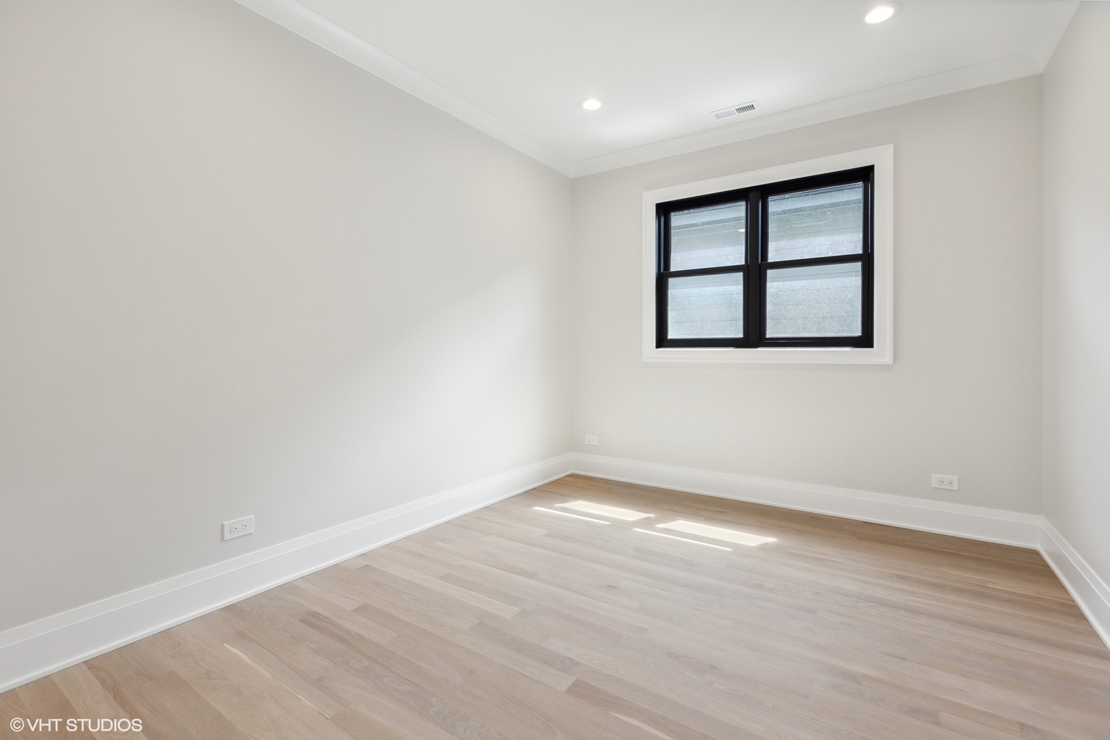 1850 West Cuyler Avenue Chicago, IL 60613 - Photo 37 of 58 an empty room with a window