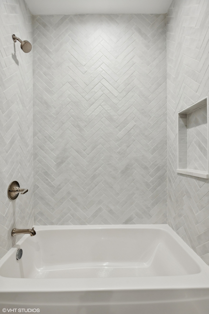1850 West Cuyler Avenue Chicago, IL 60613 - Photo 52 of 58 a bathroom with a bathtub