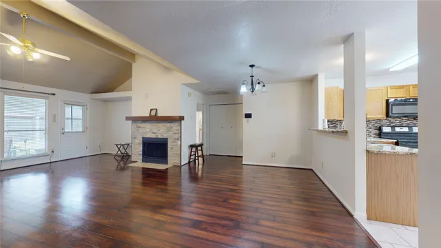 $2,100 | 806 North Willow Drive, Houston, TX 77073