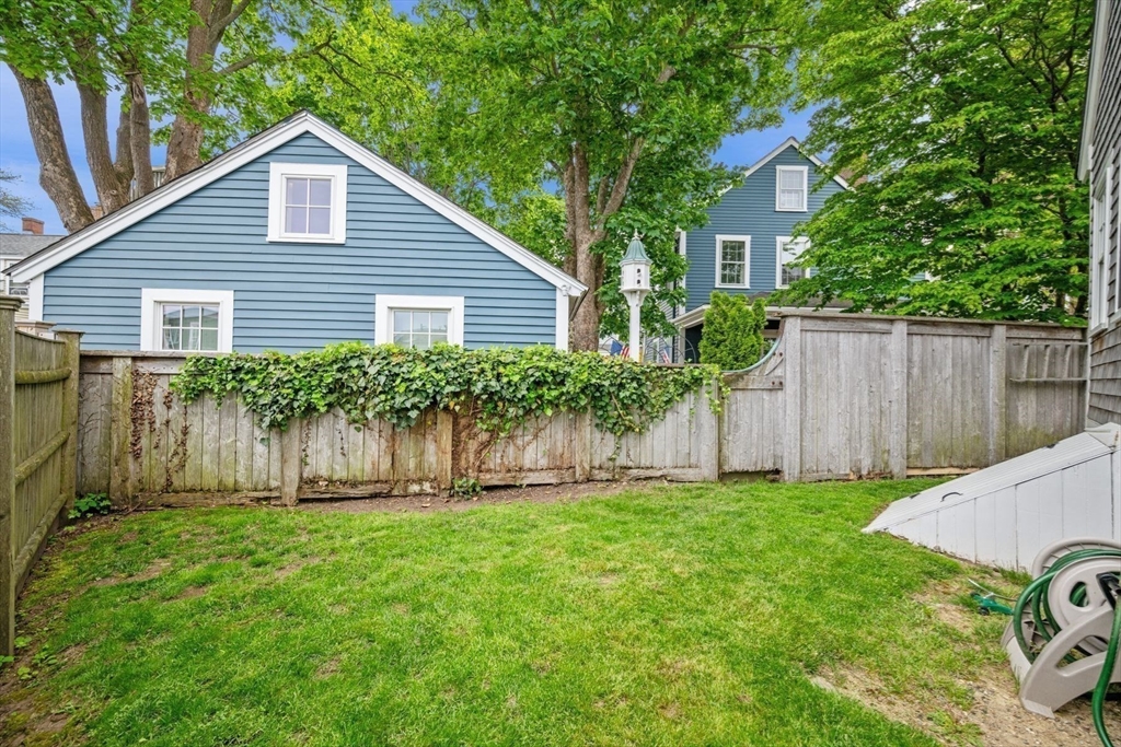31 Franklin Street Marblehead, MA 01945 - Photo 27 of 35 a front view of a house with a garden