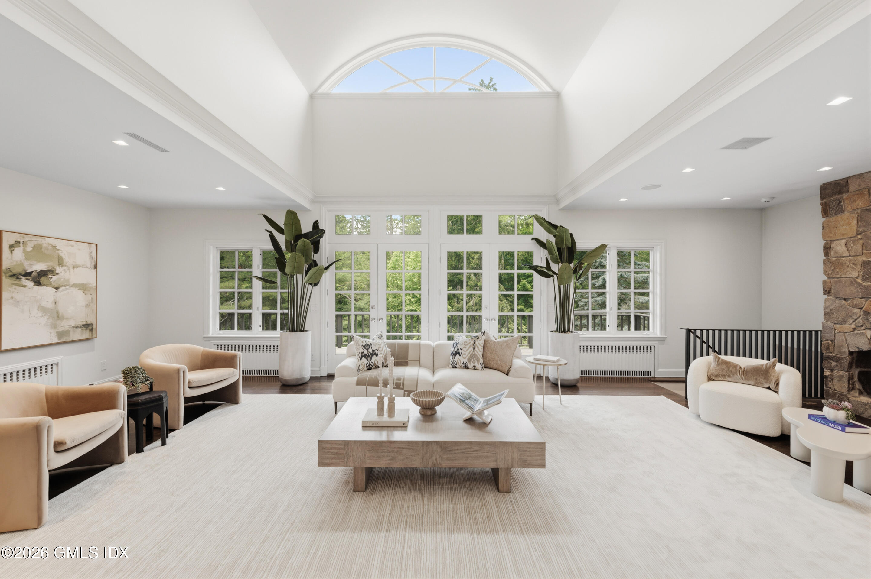 21 Pecksland Road Greenwich, CT 06831 - Photo 3 of 32 LIVING ROOM