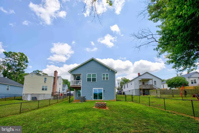 a view of a house with a backyard