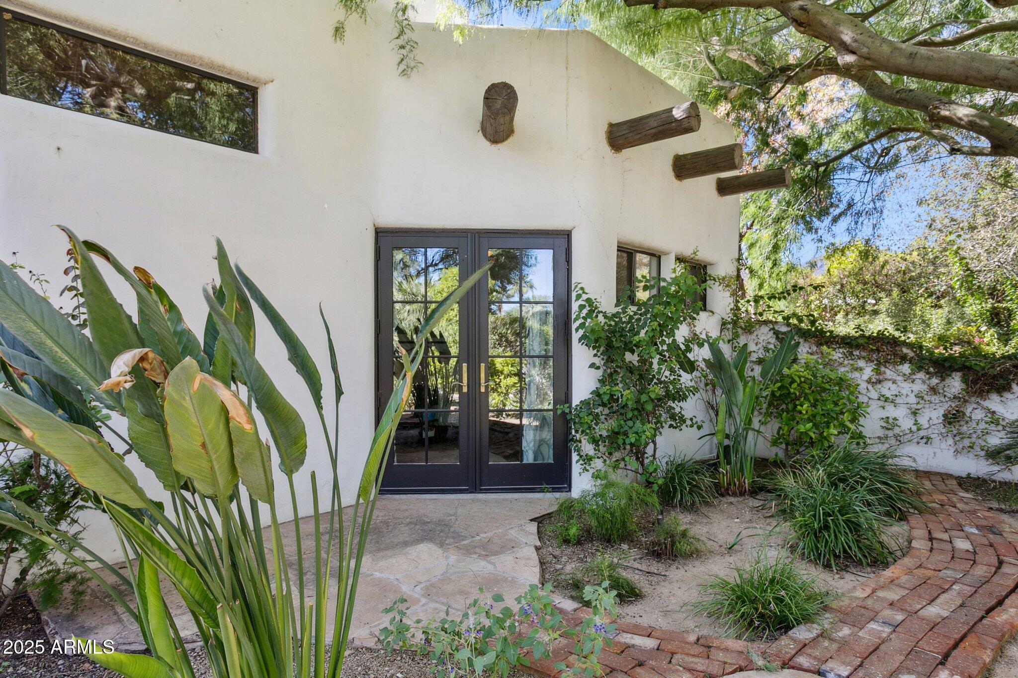 7005 East Jackrabbit Road Paradise Valley, AZ 85253 - Photo 32 of 61 a view of a flower in a garden