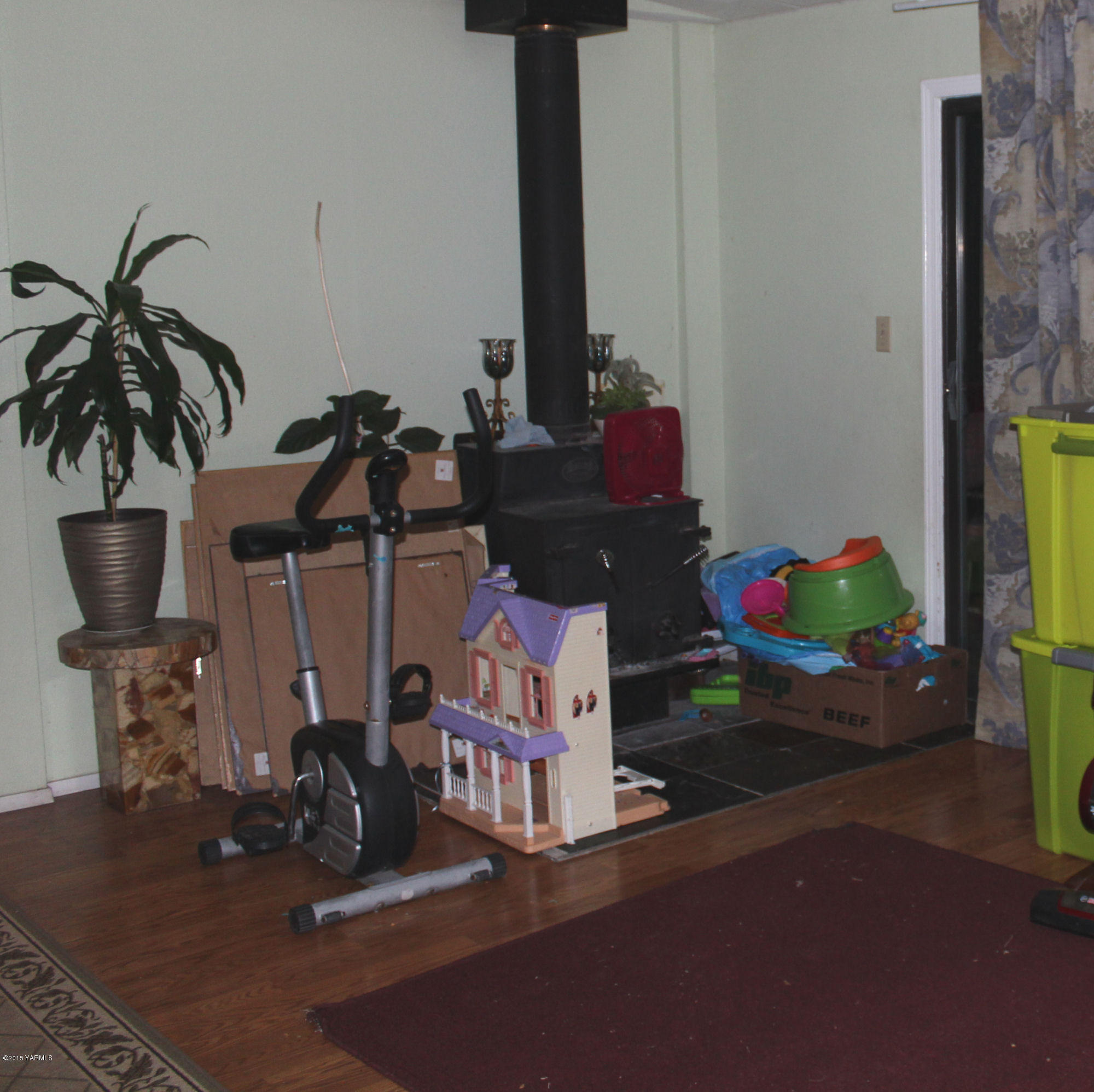 5205 Postma Road Yakima, WA 98901 - Photo 13 of 13 a living room with furniture