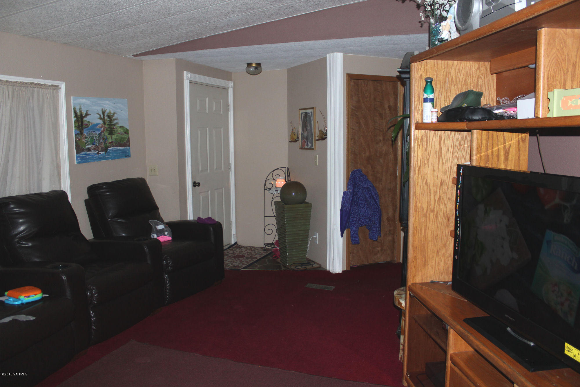 5205 Postma Road Yakima, WA 98901 - Photo 5 of 13 a living room with furniture