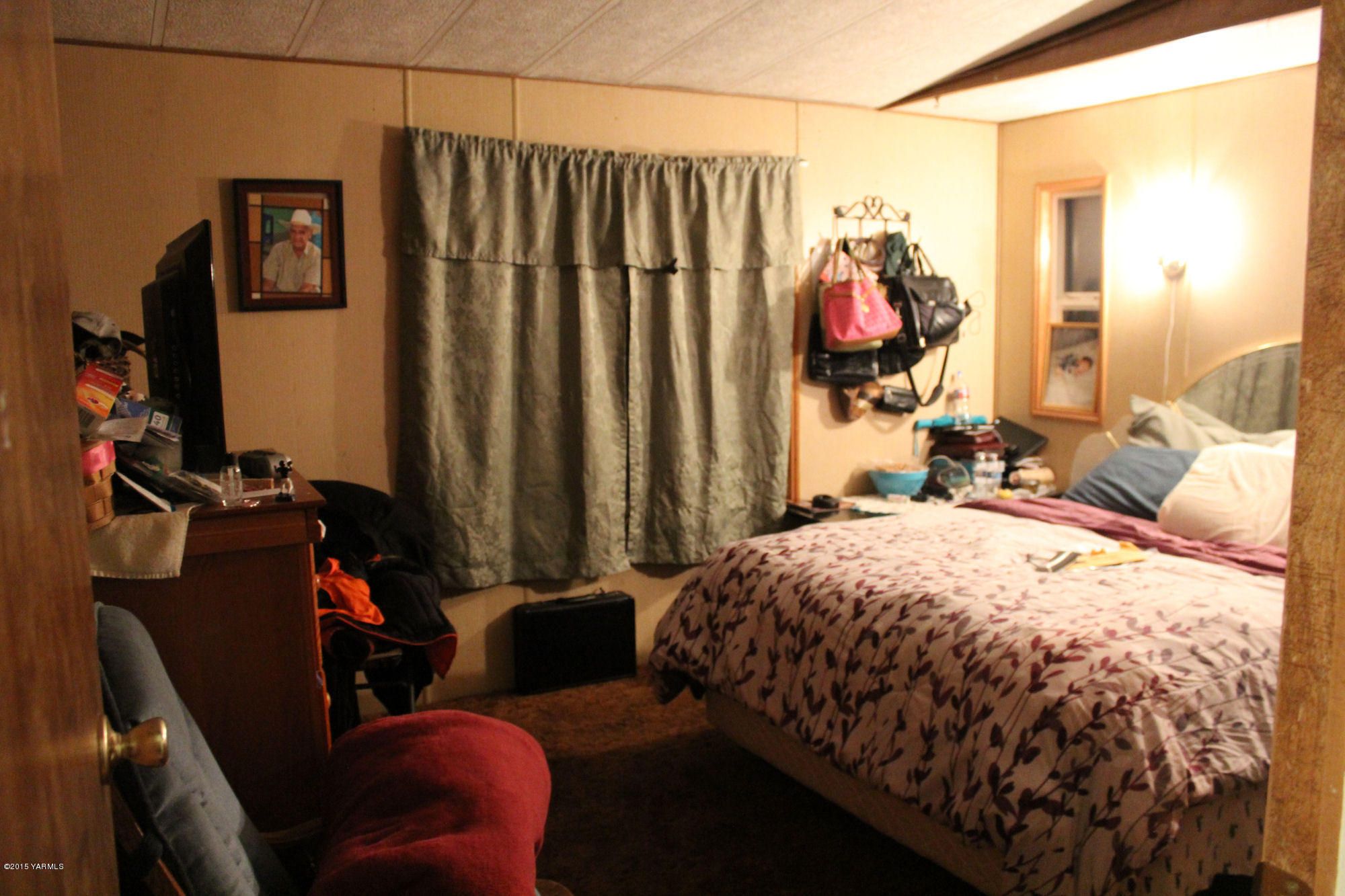 5205 Postma Road Yakima, WA 98901 - Photo 9 of 13 a bed room with a bed and a painting on the wall