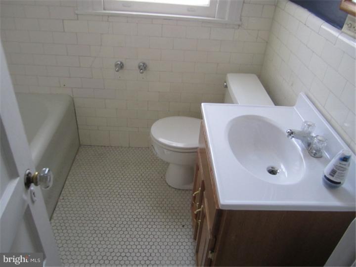 7611 Parkview Road Upper Darby, PA 19082 - Photo 7 of 8
