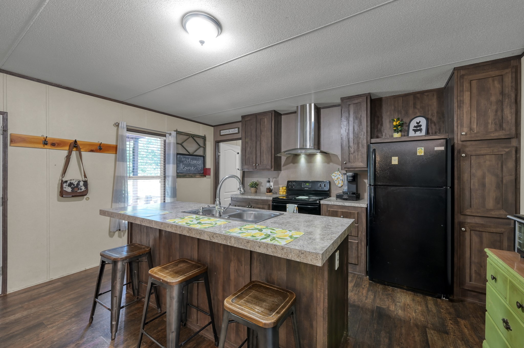 400 Raven Hill Road Oakhurst, TX 77359 - Photo 16 of 45 a kitchen with a table chairs refrigerator and cabinets