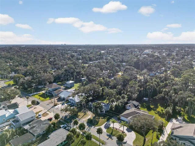 a view of yard with green space