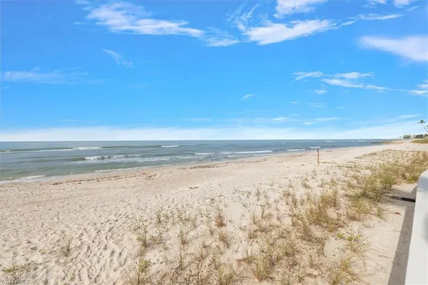 $3,950 | 1065 Gulf Shore Boulevard North, Unit 205, Naples, FL 34102