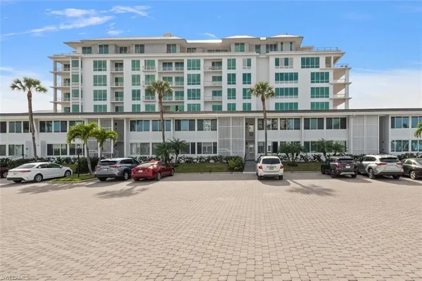 $3,950 | 1065 Gulf Shore Boulevard North, Unit 205, Naples, FL 34102