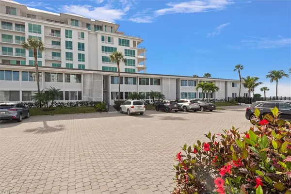 $3,950 | 1065 Gulf Shore Boulevard North, Unit 205, Naples, FL 34102