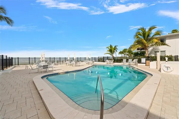 $3,950 | 1065 Gulf Shore Boulevard North, Unit 205, Naples, FL 34102