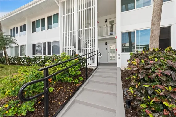 $3,950 | 1065 Gulf Shore Boulevard North, Unit 205, Naples, FL 34102