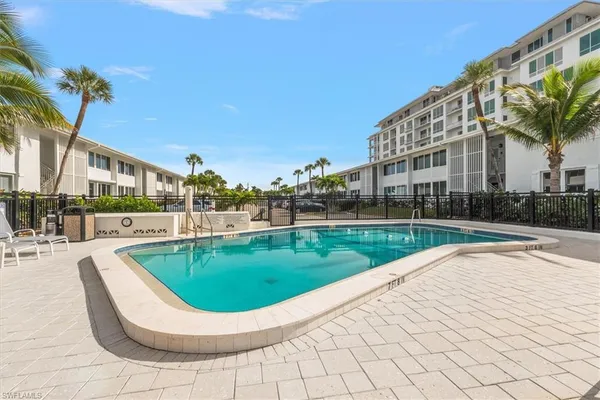 $3,950 | 1065 Gulf Shore Boulevard North, Unit 205, Naples, FL 34102
