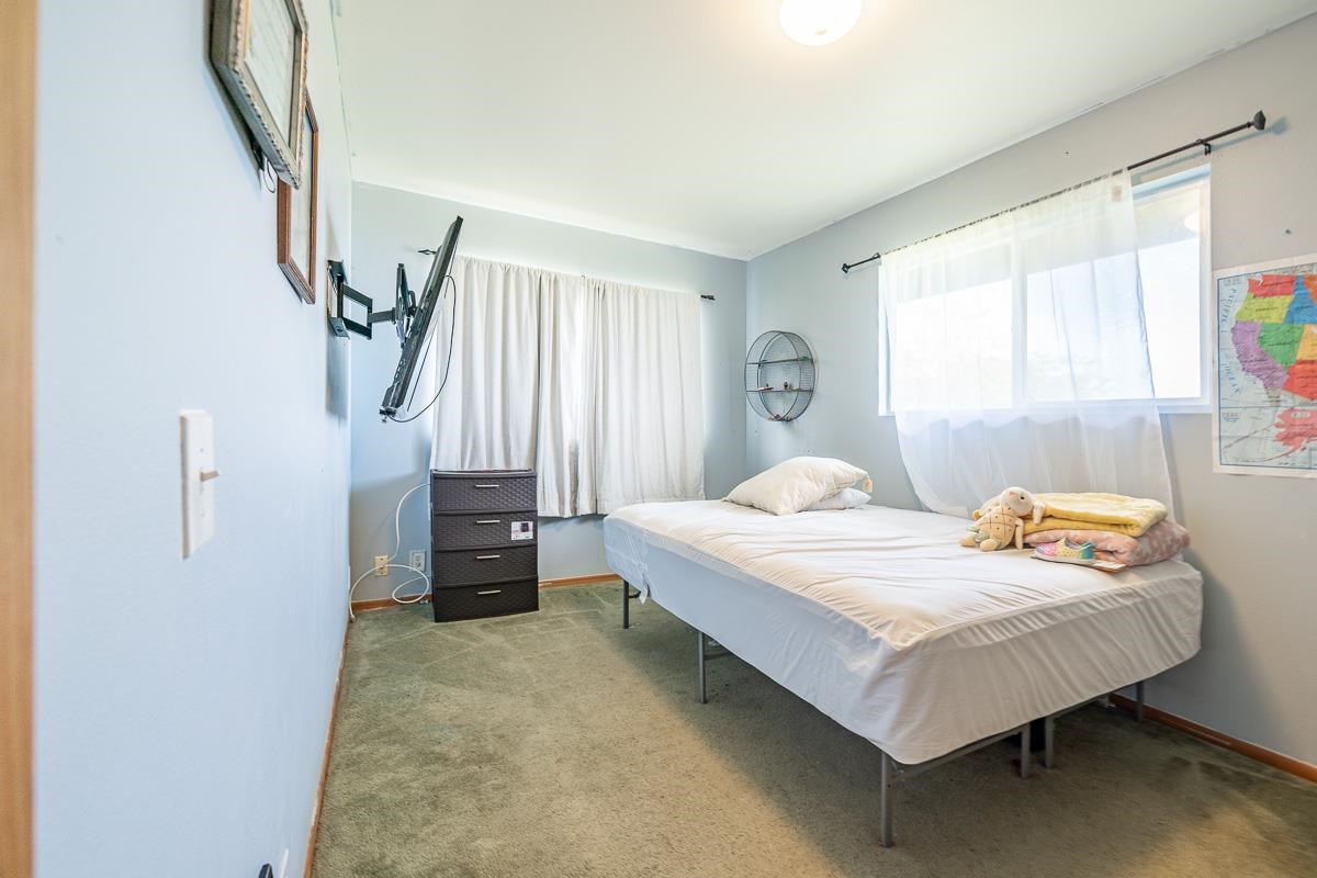 99 Hiipali Loop Kula, HI 96790 - Photo 12 of 16 a bedroom with a bed and a large window