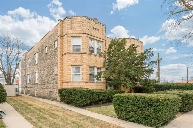 $2,100 | 3617 North Sawyer Avenue, Unit 1, Chicago, IL 60618