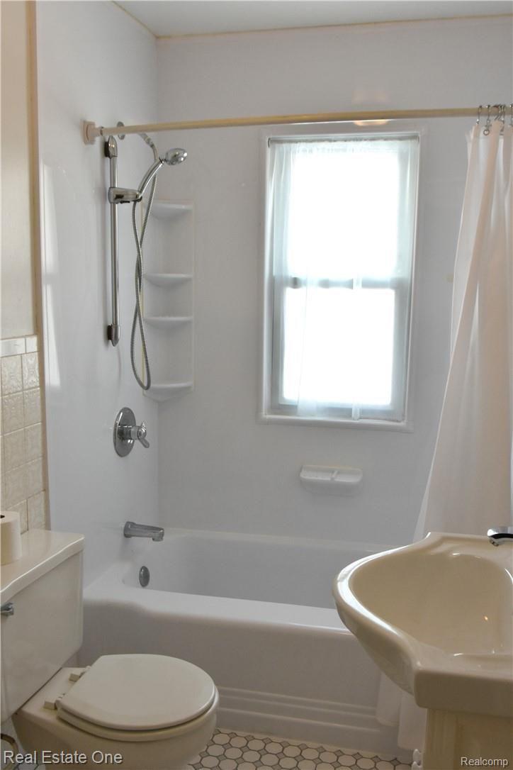 3092 Avalon Road Rochester, MI 48309 - Photo 13 of 31 15.JPG