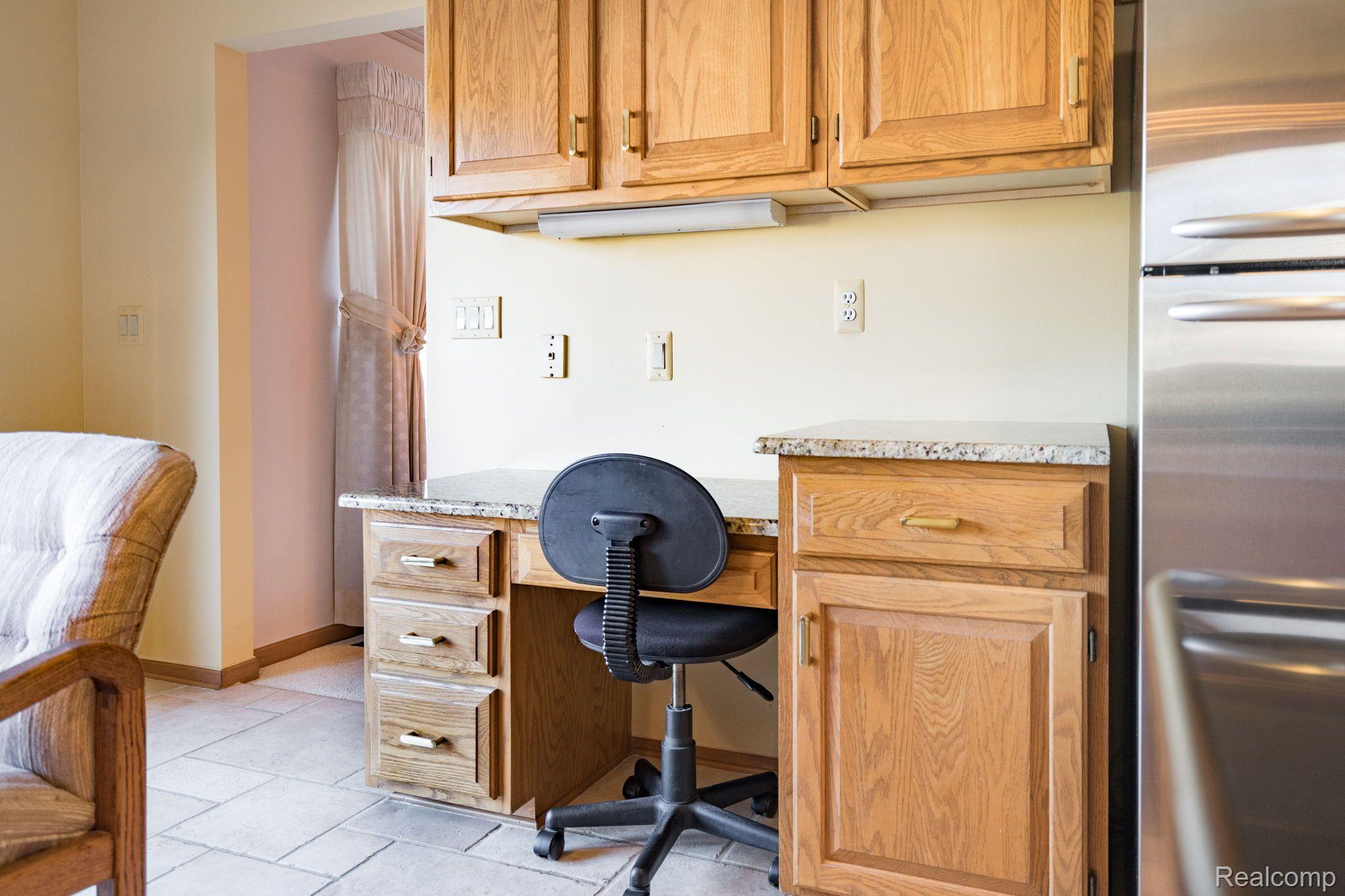 3359 Vardon Drive Rochester, MI 48307 - Photo 22 of 47 BUILT IN DESK
