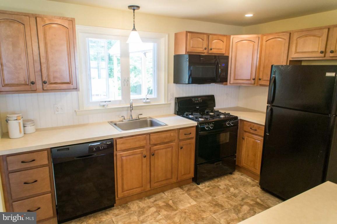 1521 Robert Road Lancaster, PA 17601 - Photo 4 of 29 Gallery Image 4