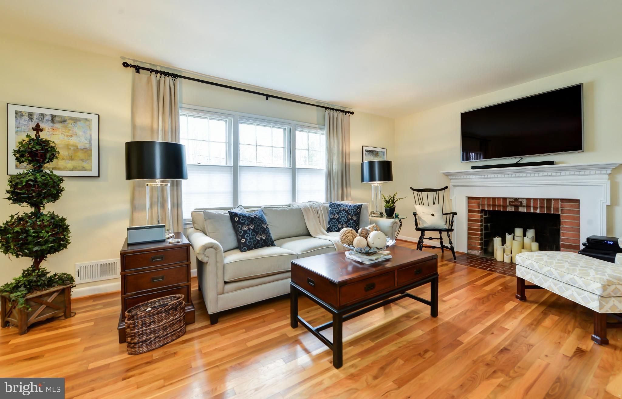 2011 Rampart Drive Alexandria, VA 22308 - Photo 2 of 30 Living Room
