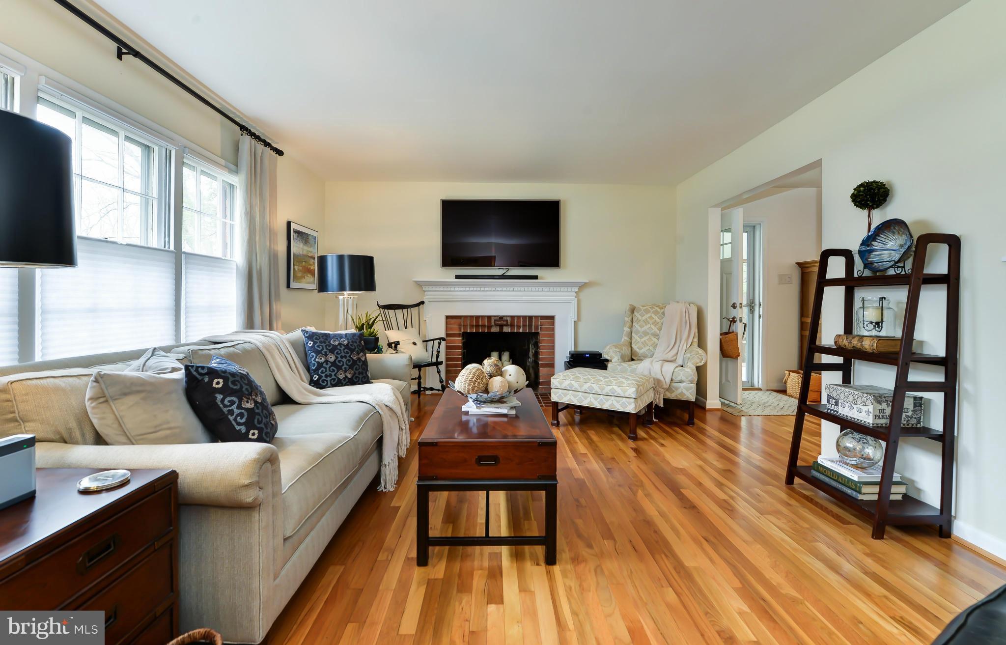 2011 Rampart Drive Alexandria, VA 22308 - Photo 5 of 30 Living Room