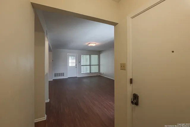 $1,500 | 5811 Royal Ridge, San Antonio, TX 78239