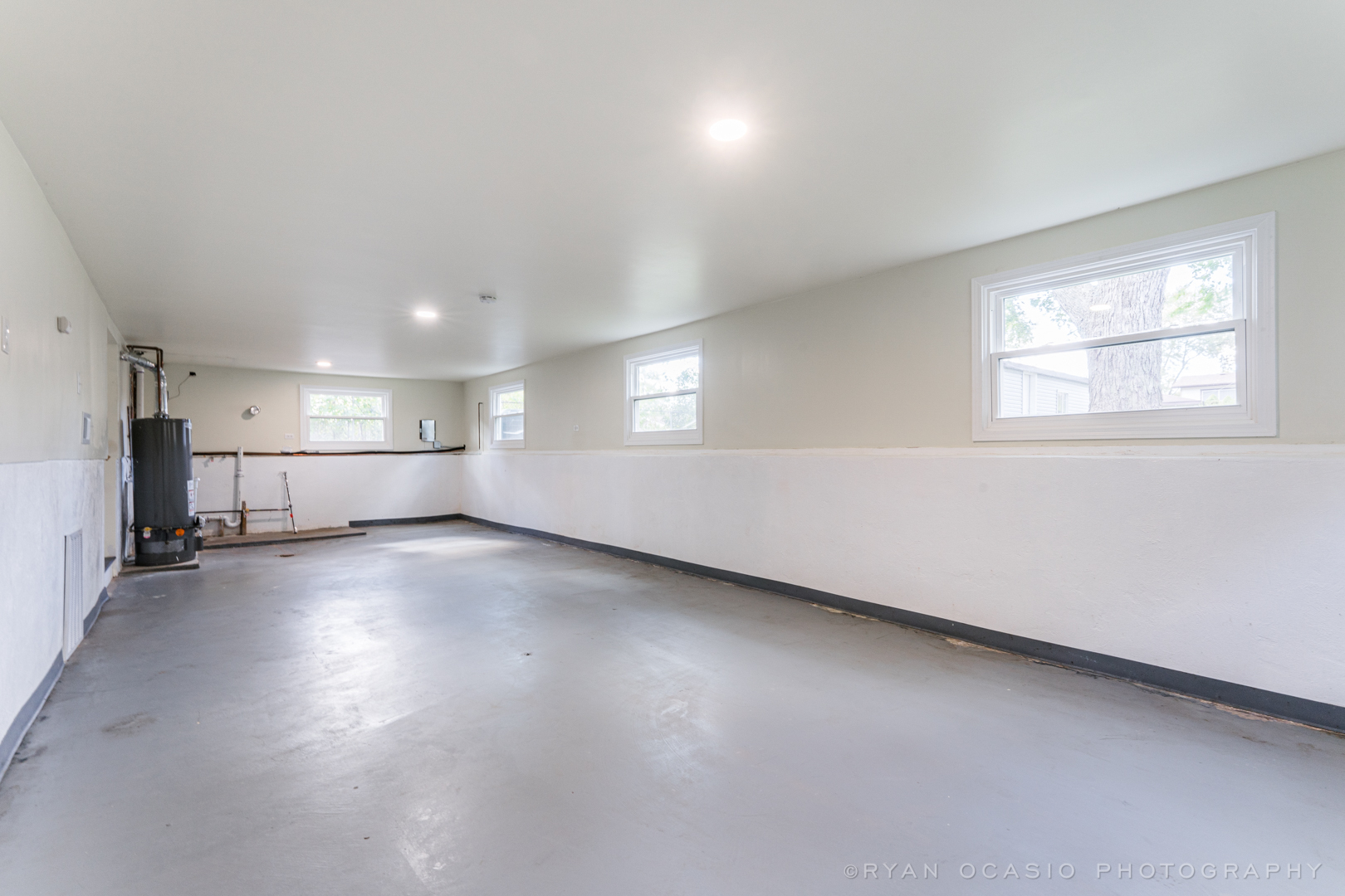 15318 Birch Road Markham, IL 60428 - Photo 19 of 26 an empty room with windows and pillars in it