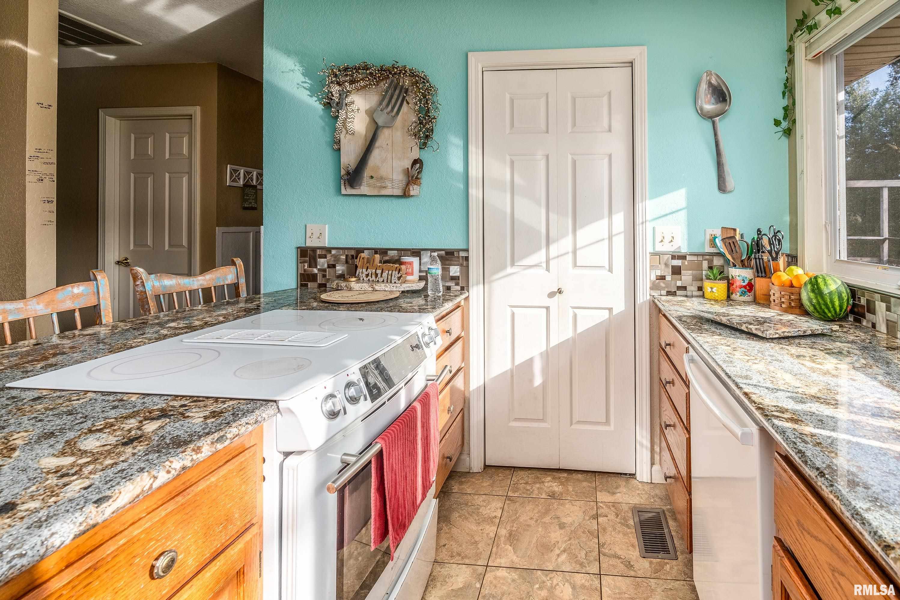 15588 Becker Road Johnston City, IL 62951 - Photo 14 of 63