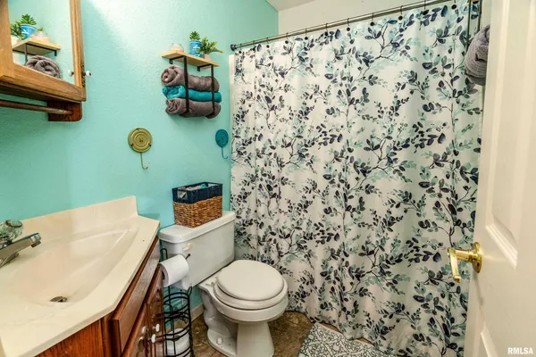 $375,000 | 15588 Becker Road, Johnston City, IL 62951