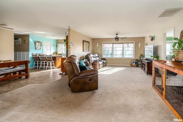 $375,000 | 15588 Becker Road, Johnston City, IL 62951