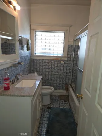 $900,000 | 555 West 43rd Street, Los Angeles, CA 90037