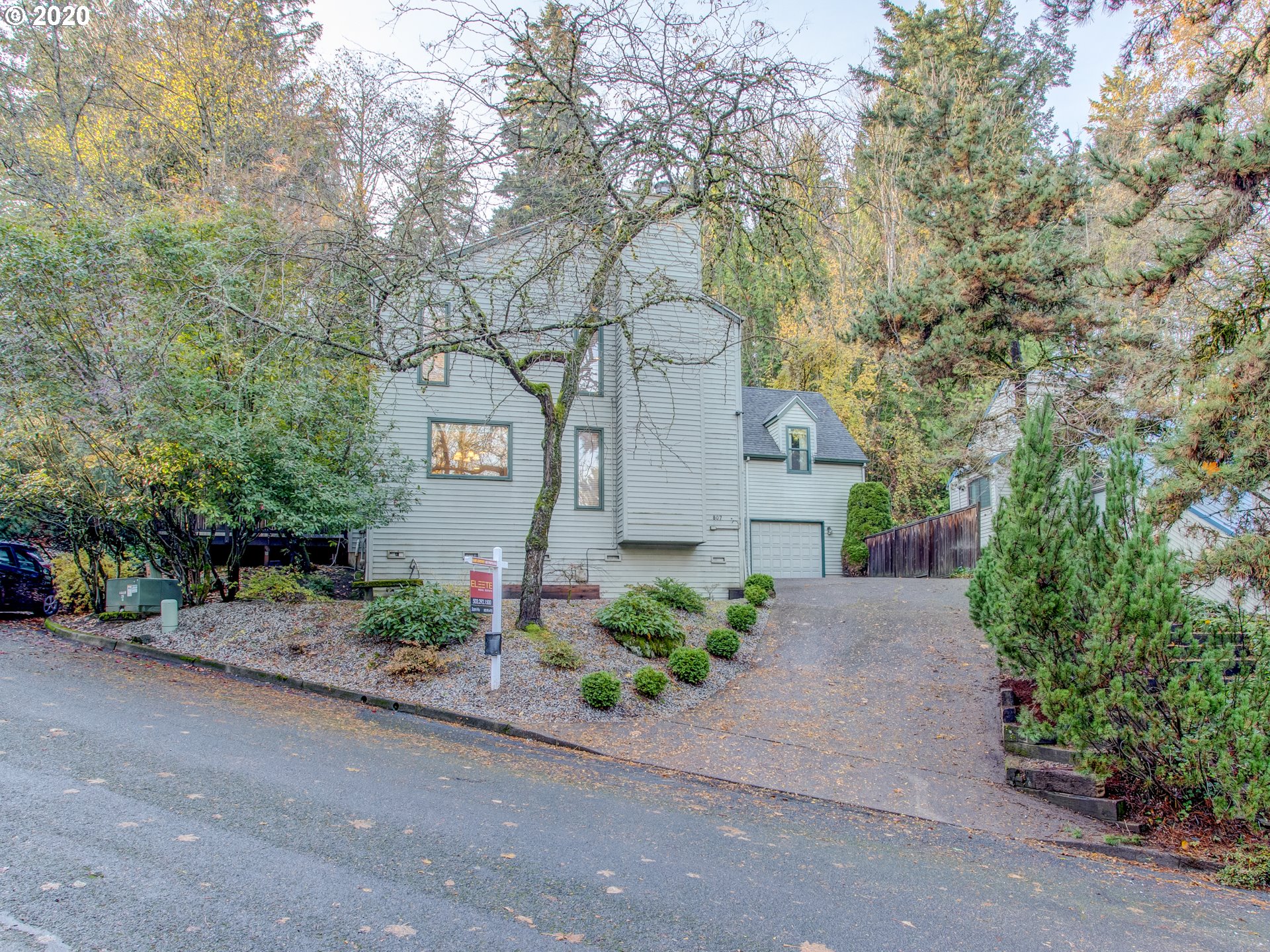807 Southwest Terwilliger Place Portland, OR 97239 - Photo 5 of 32 Gallery Image 5