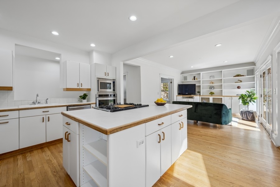 723 Laurel Avenue Wilmette, IL 60091 - Photo 13 of 49