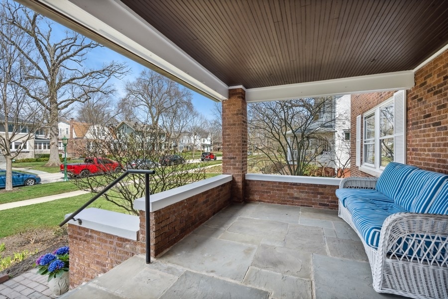 723 Laurel Avenue Wilmette, IL 60091 - Photo 3 of 49