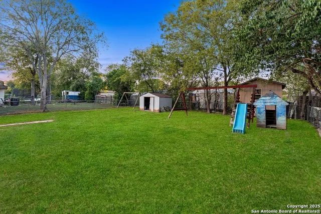 a view of a house with a backyard