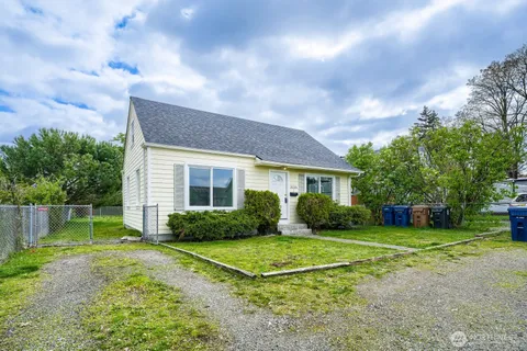 a view of a house with backyard