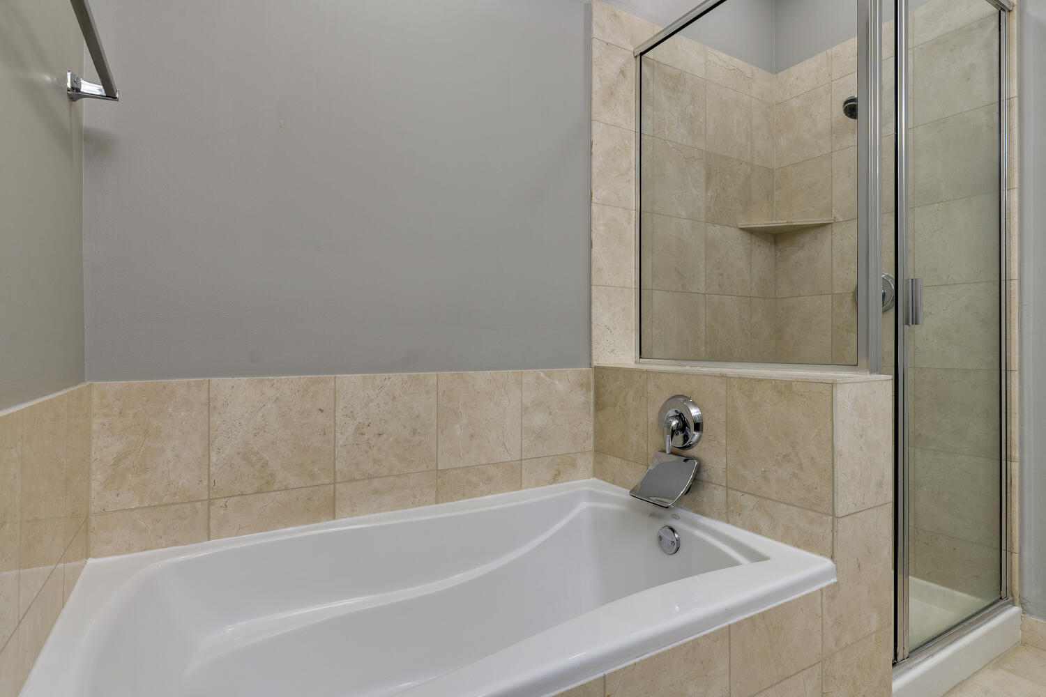 859 West Erie Street, Unit 604 Chicago, IL 60642 - Photo 19 of 32 a bathroom with a bathtub and shower
