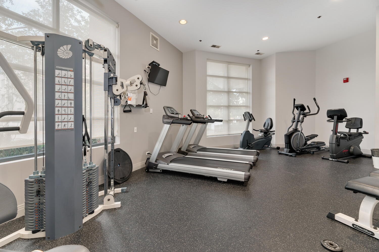 859 West Erie Street, Unit 604 Chicago, IL 60642 - Photo 29 of 32 a view of a room with gym equipment