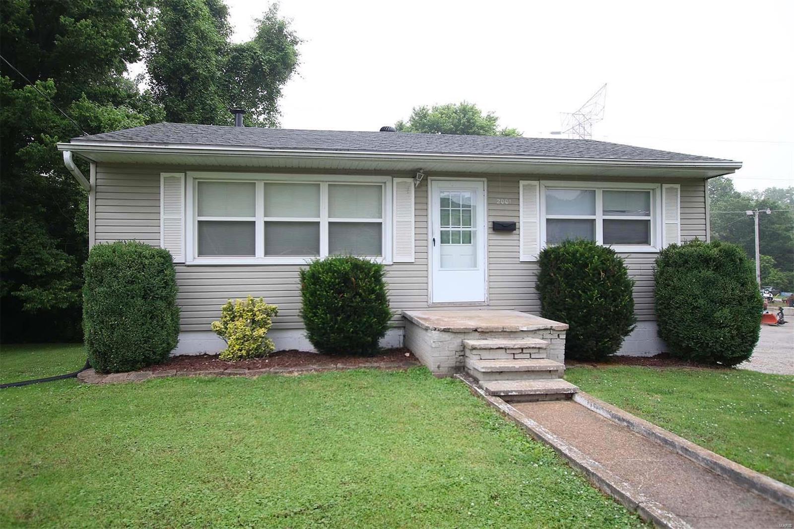 2001 Ridge Drive Alton, IL 62002 - Photo 1 of 12 Gallery Image 1