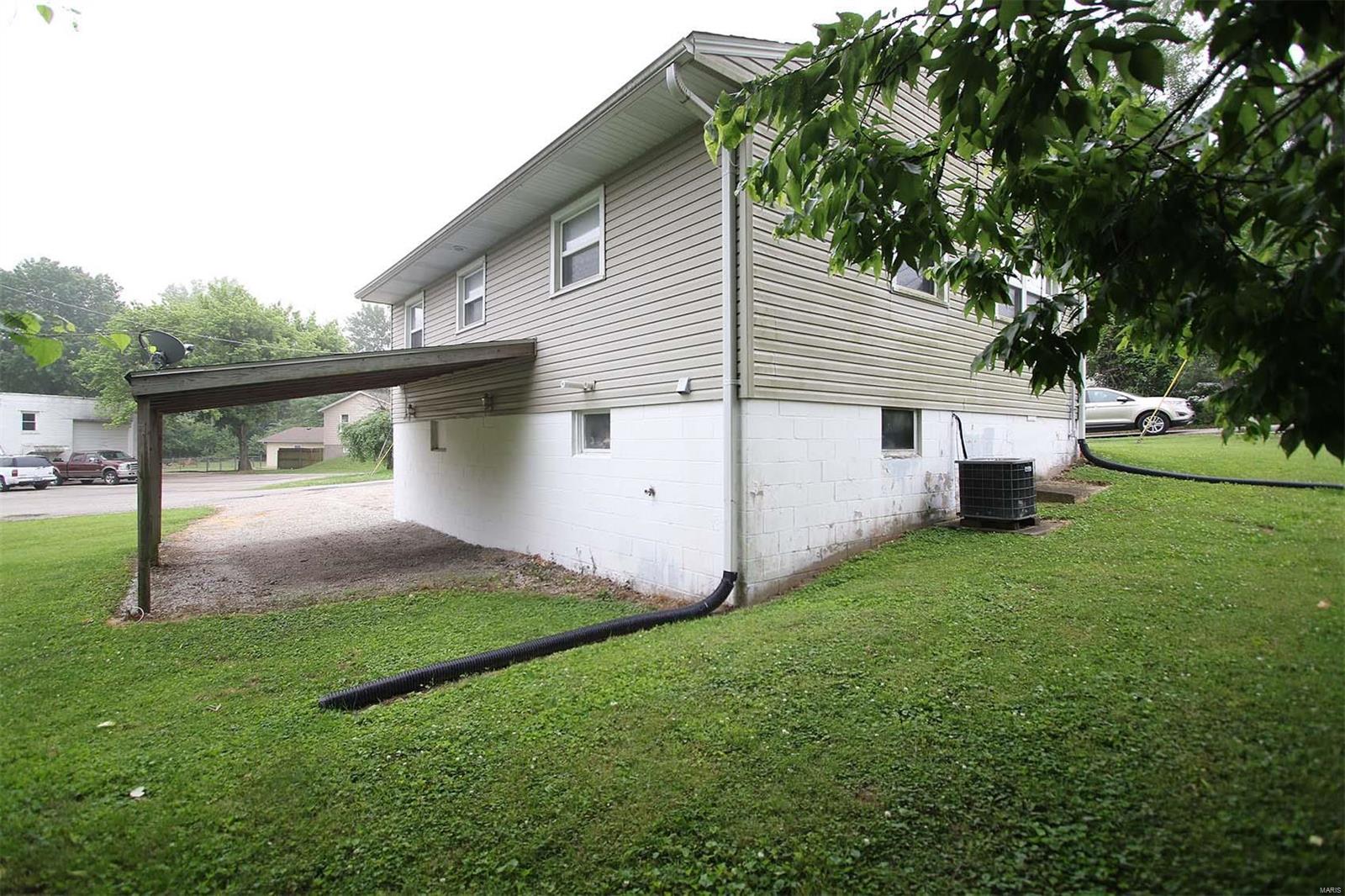 2001 Ridge Drive Alton, IL 62002 - Photo 3 of 12 Gallery Image 3