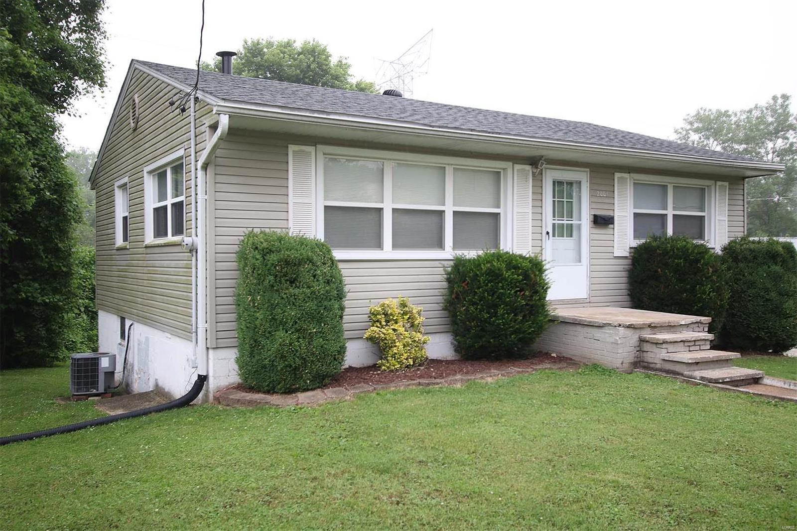 2001 Ridge Drive Alton, IL 62002 - Photo 4 of 12 Gallery Image 4