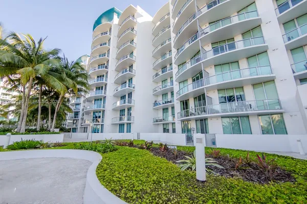 $2,950 | 3029 Northeast 188th Street, Unit 907, Aventura, FL 33180