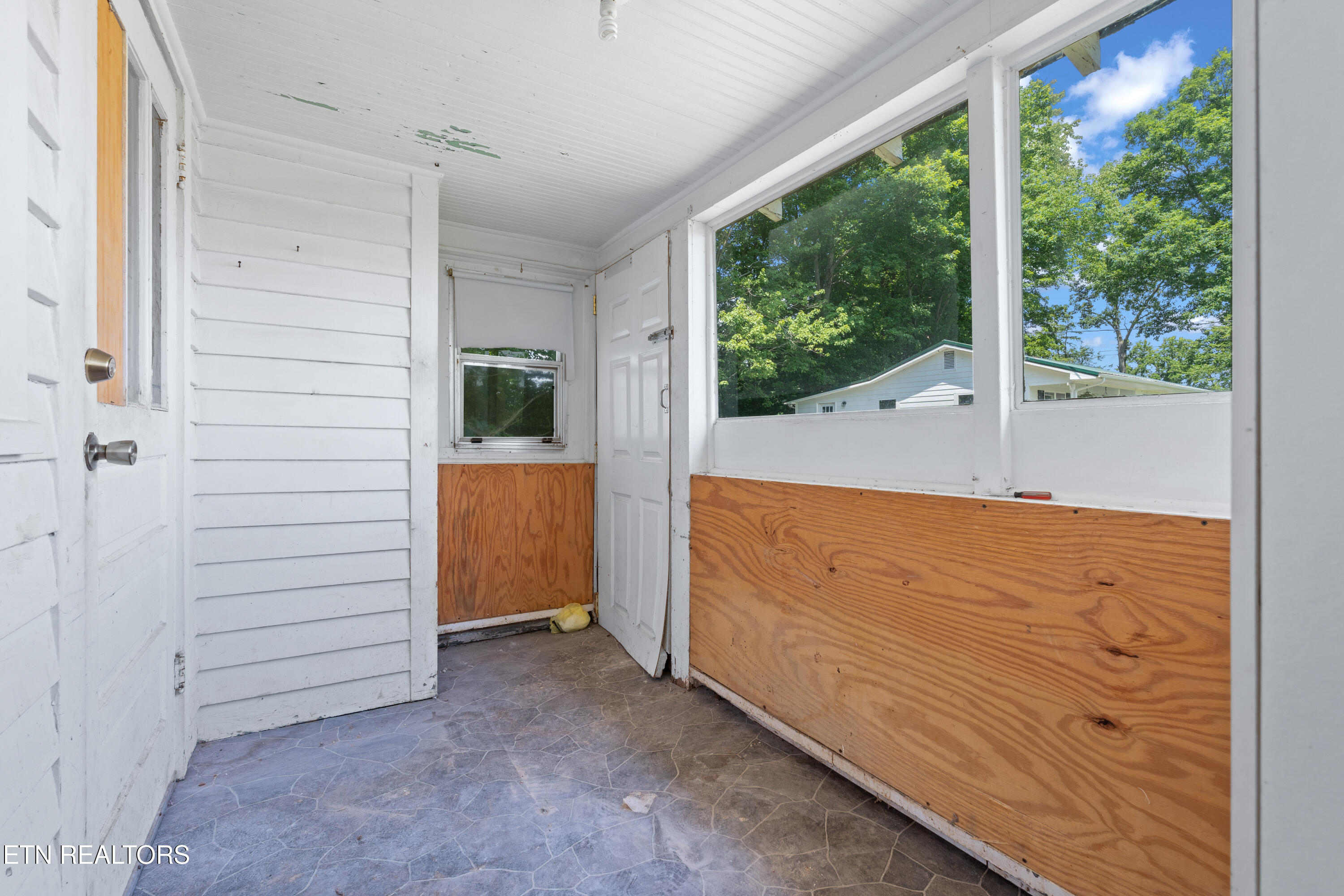 323 Lee Road Clinton, TN 37716 - Photo 27 of 28 323LeeRd-27