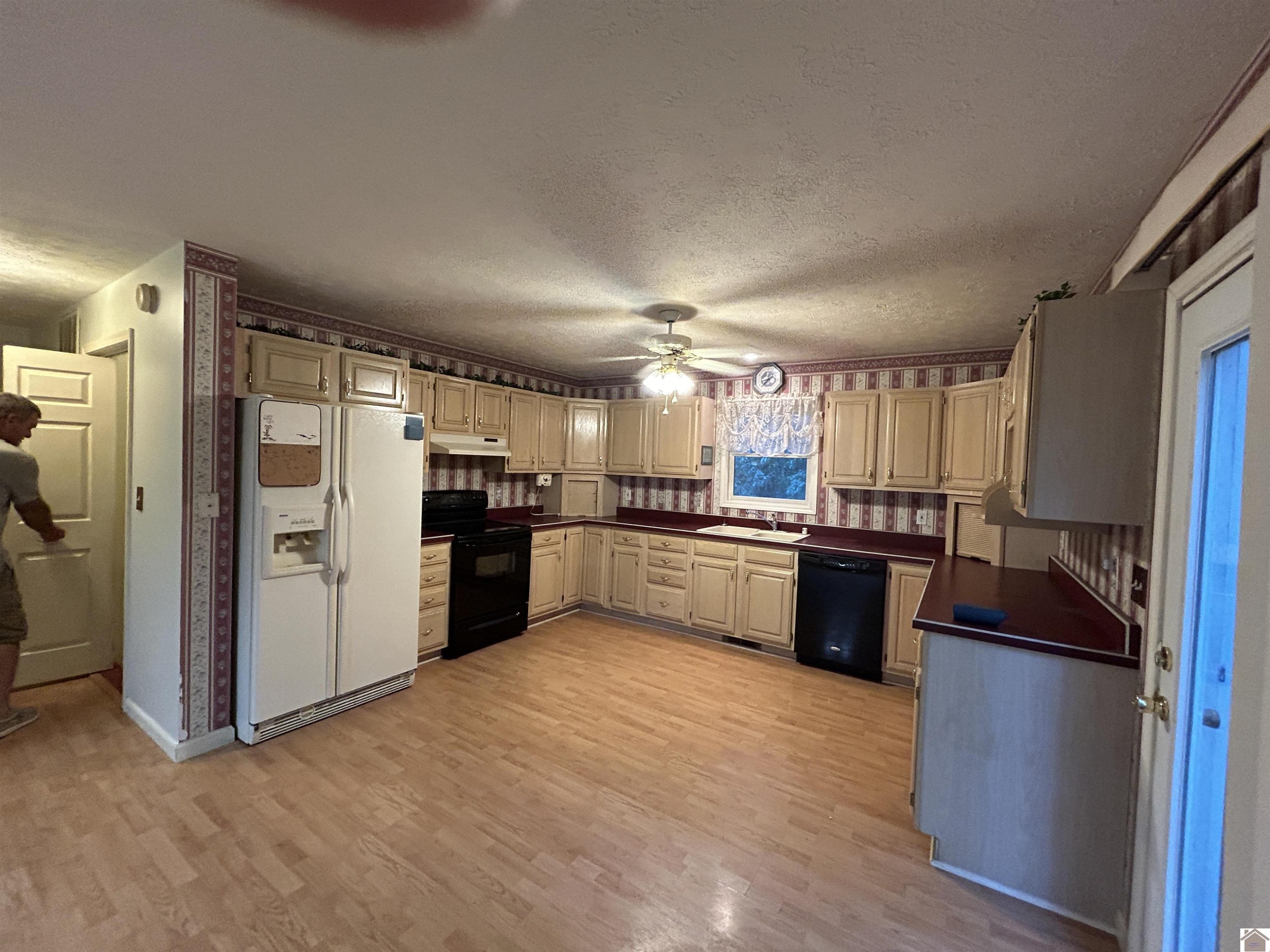 5917 Old Mayfield Road Paducah, KY 42003 - Photo 20 of 35 Kitchen