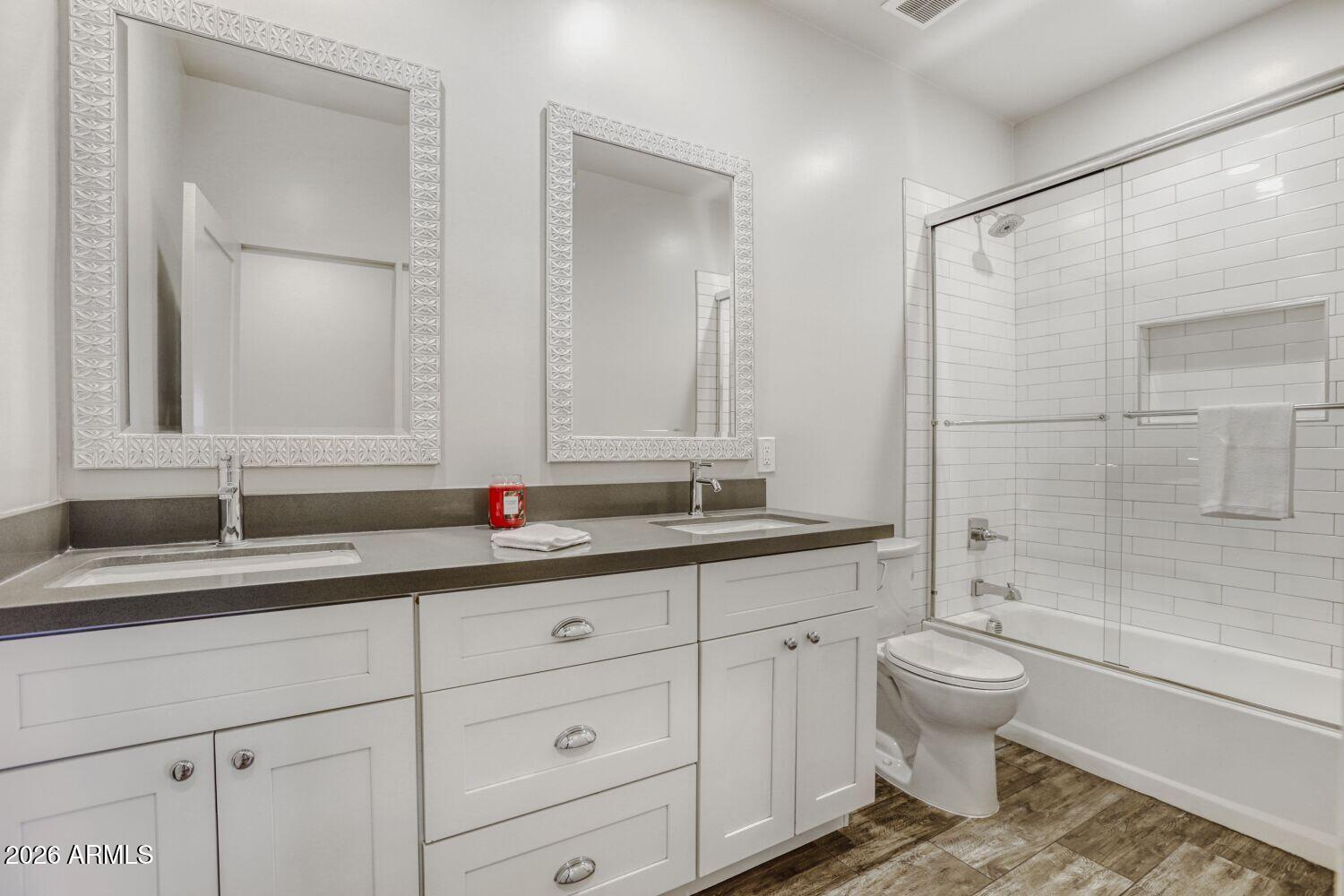 1005 East Weldon Avenue Phoenix, AZ 85014 - Photo 23 of 33 2nd Bathroom with double Vanity