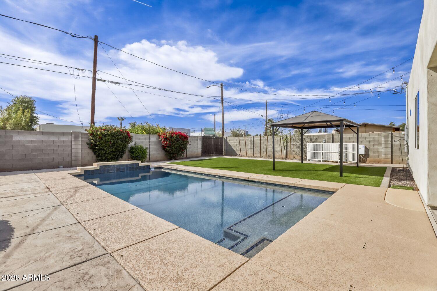 1005 East Weldon Avenue Phoenix, AZ 85014 - Photo 30 of 33 Pool with Water Fountain Feature