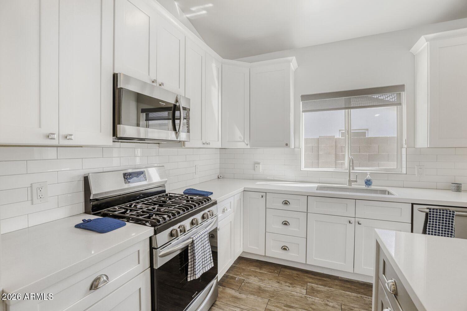 1005 East Weldon Avenue Phoenix, AZ 85014 - Photo 9 of 33 Gas Range