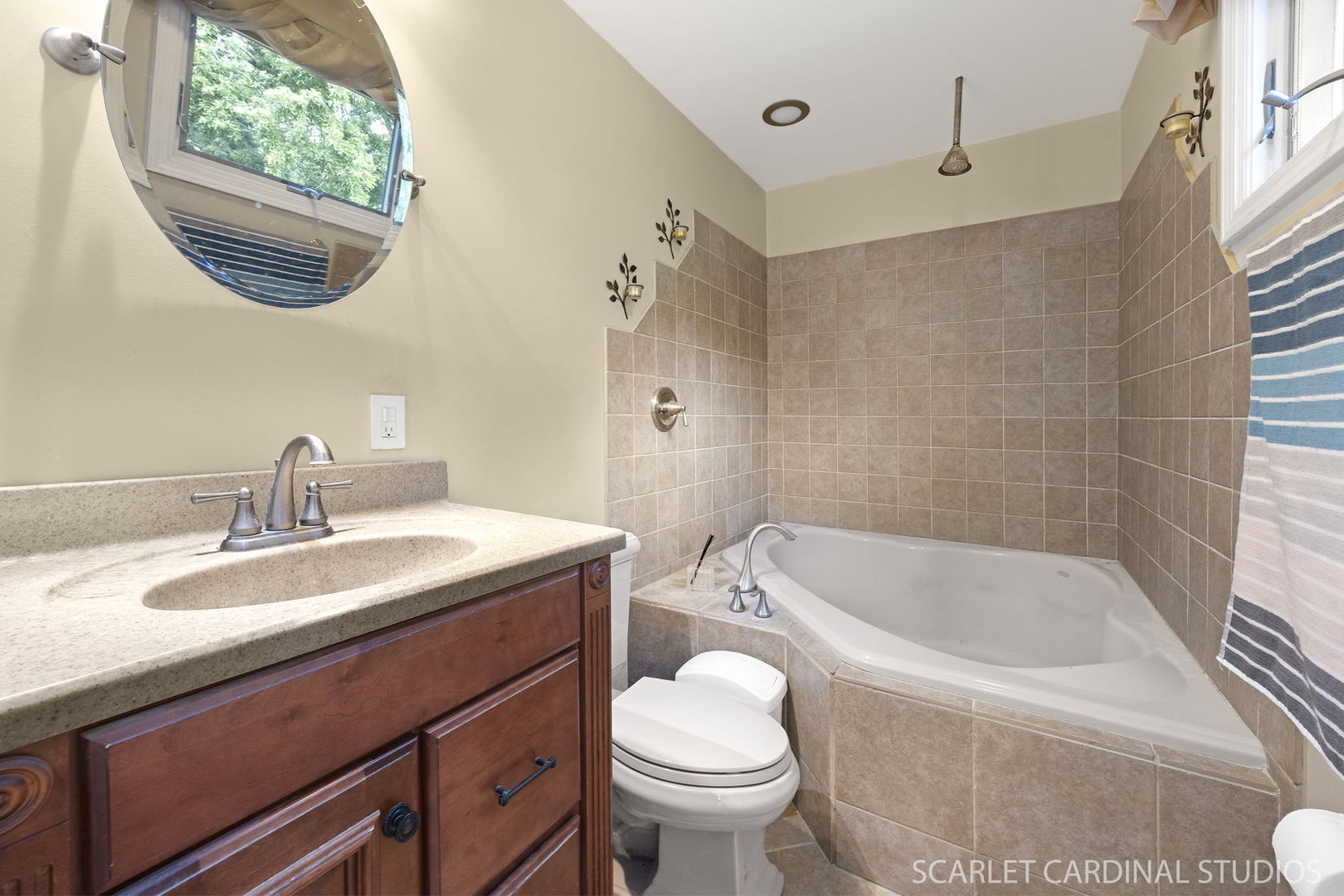 2044 Templar Drive Naperville, IL 60565 - Photo 16 of 28 a bathroom with a sink a toilet and a bathtub