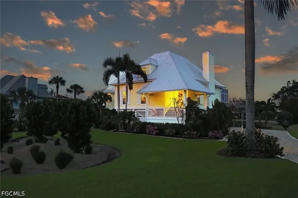 a view of a house with a backyard